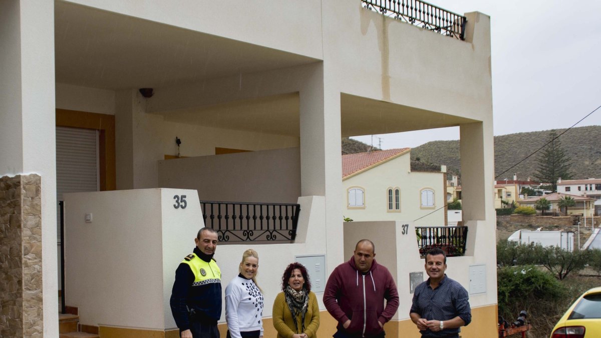 El alcalde de Carboneras se ha reunido con vecinos de la zona.