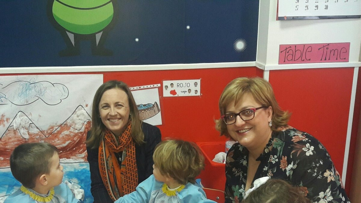 La delegada de Educación y la directora del IAM, en la presentación de la campaña del juguete no sexista ni violento.