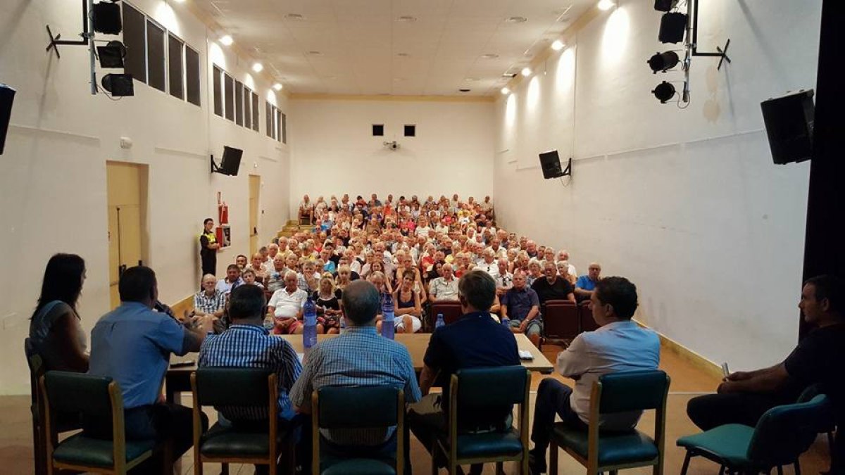 Reunión con afectados hace unos meses para explicarles el proceso seguido.