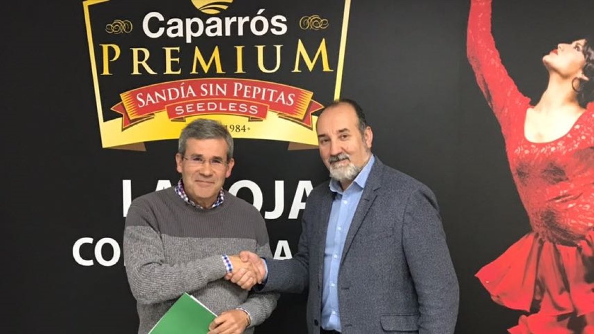Ortiz Bomo entrega la resolución a Pedro Caparrós