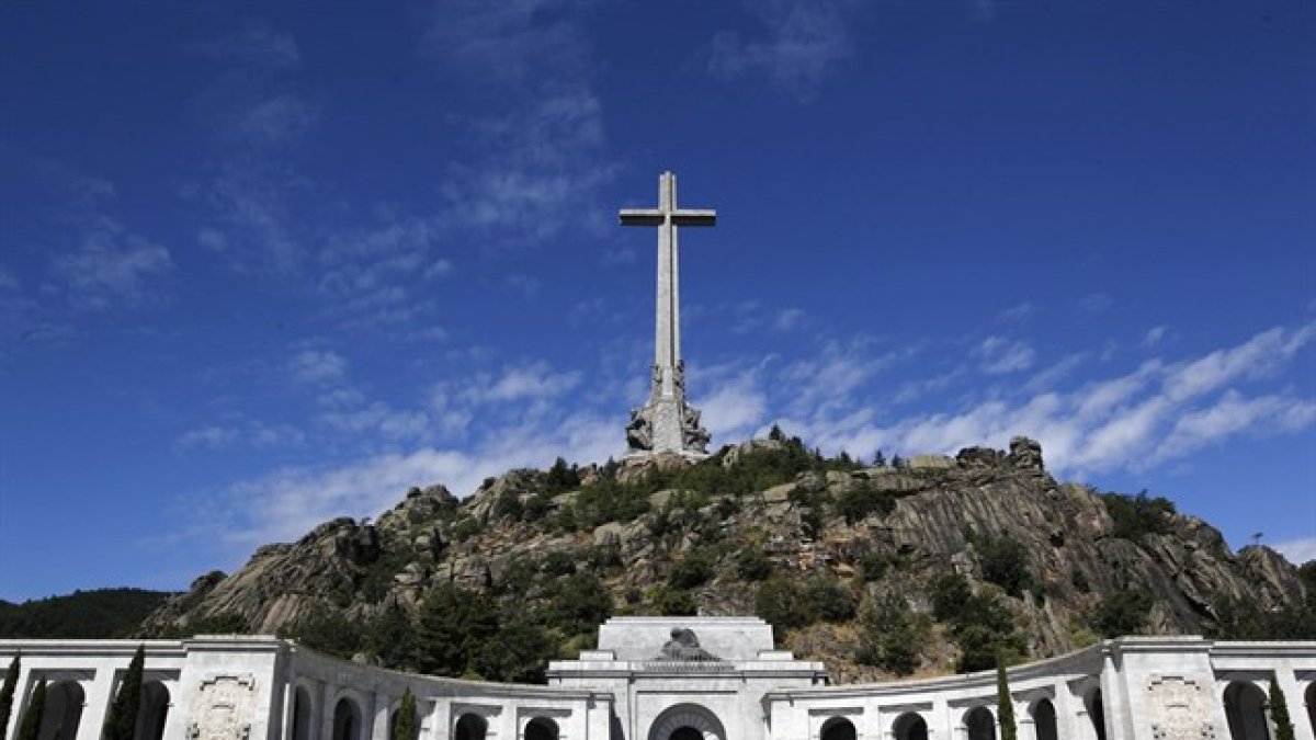 La reforma del PSOE quiere sacar a Franco del Valle de los Caídos.