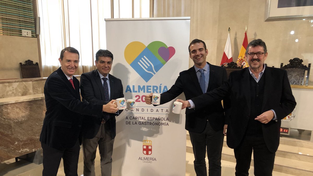 Los portavoces municipales con la imagen de la campaña.