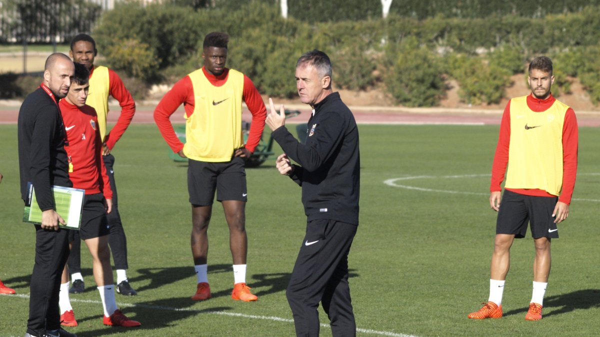 Lucas Alcaraz hablando con la plantilla.