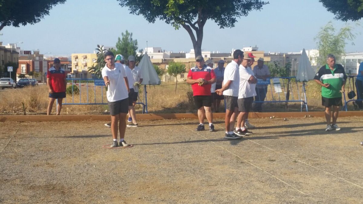 Deportistas practicando la petanca.