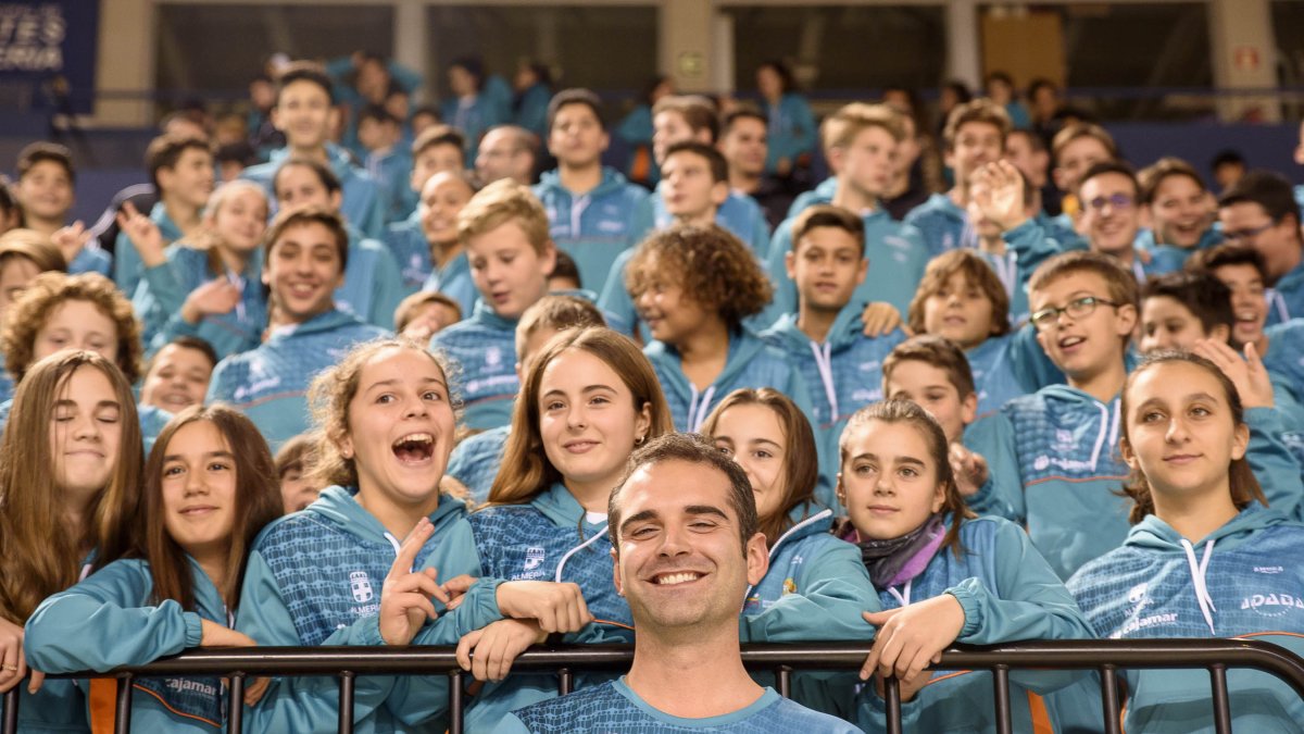 El alcalde con los deportistas.