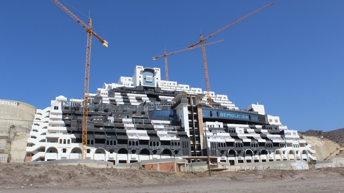 Hotel construido en la playa de El Algarrobico.