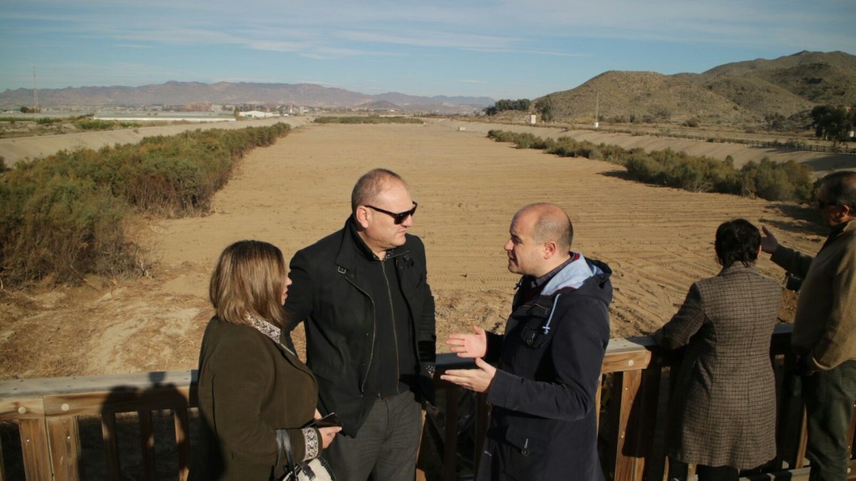 El delegado de Medio Ambiente ha visitado la desembocadura del río Almanzora con el alcalde de Cuevas.