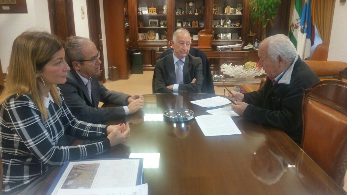 Gabriel Amat, durante la firma del contrato para ocupar el local de la calle San José.