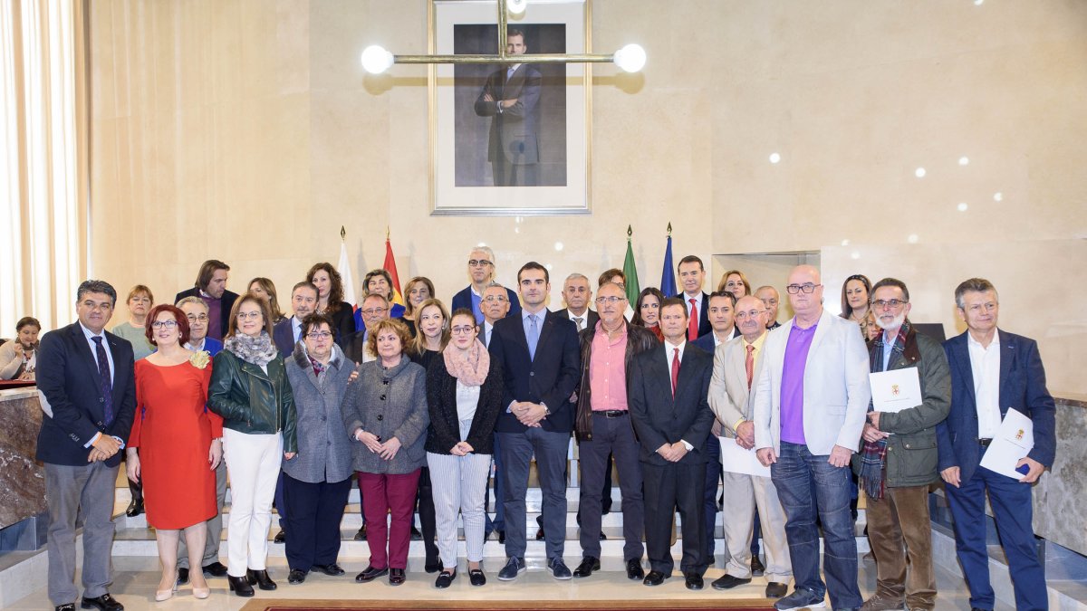 Foto de familia con los homenajeados.
