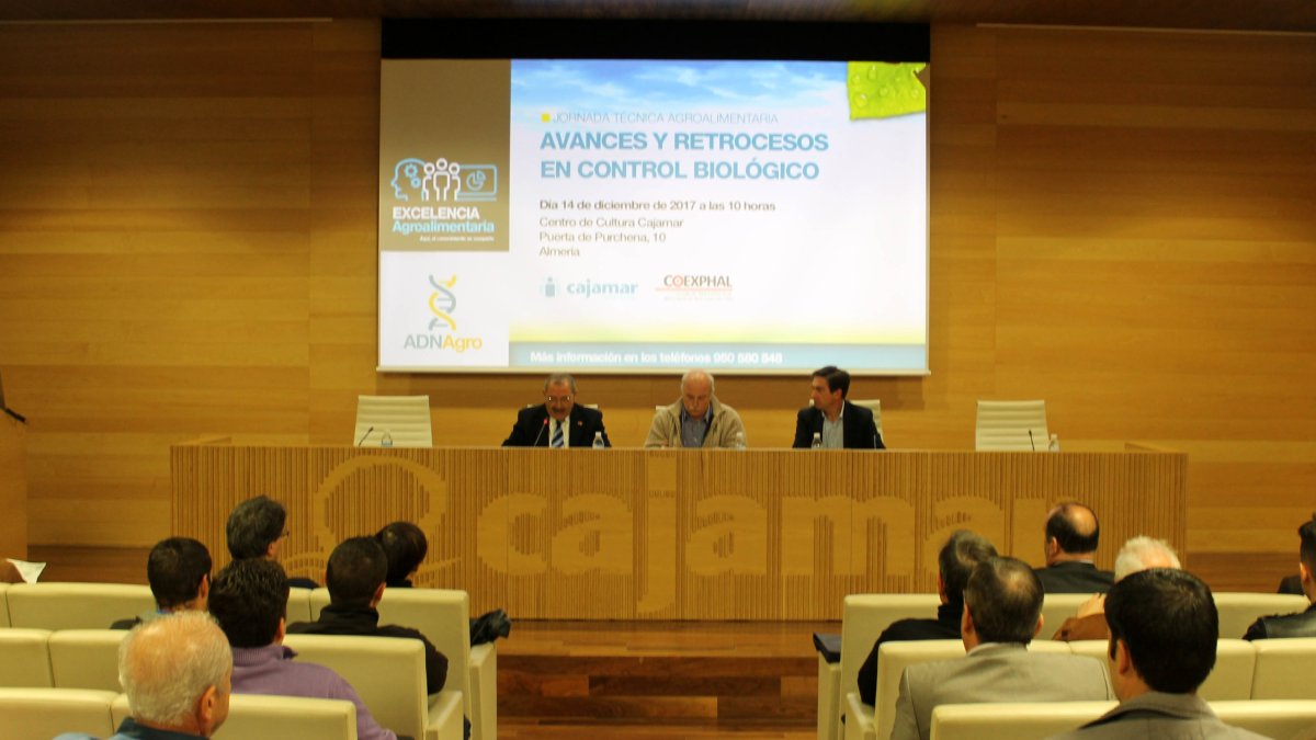 Jornada celebrada ayer en Cajamar sobre lucha biológica