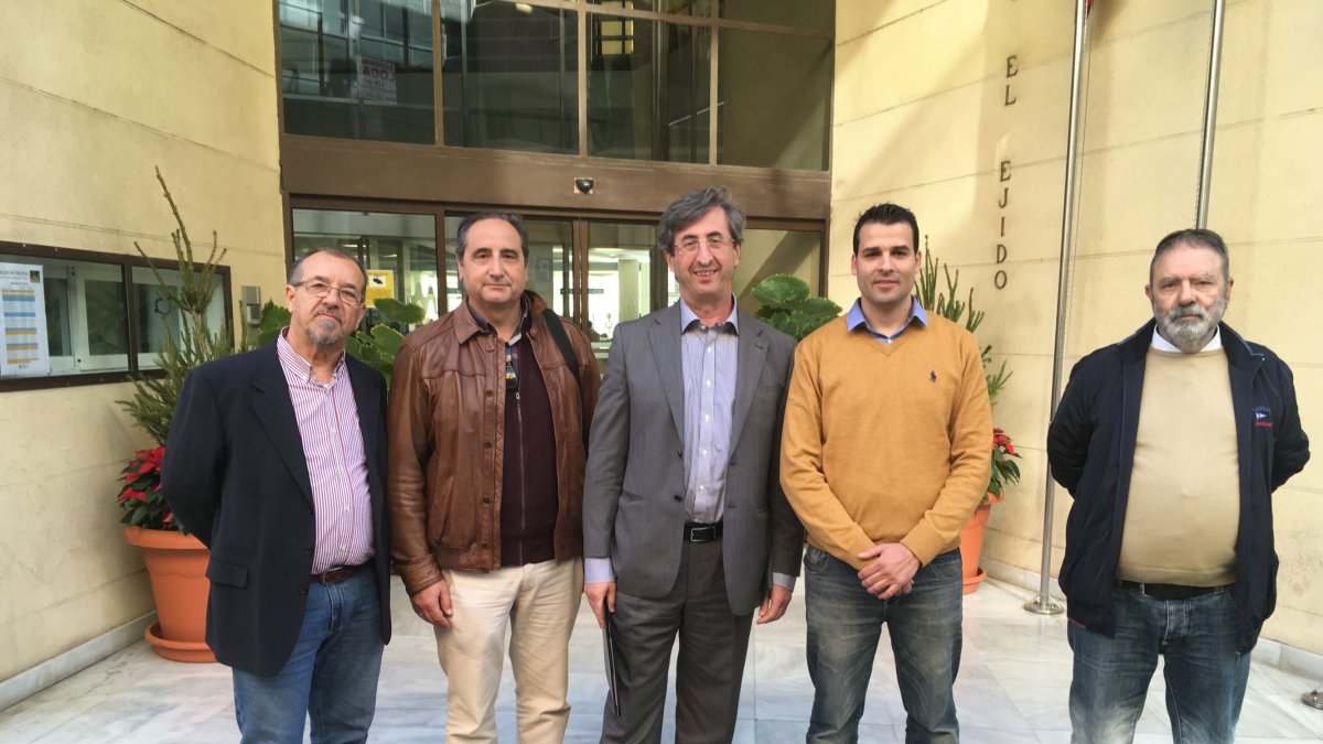 Representantes de UPyD a las puertas del consistorio ejidense.
