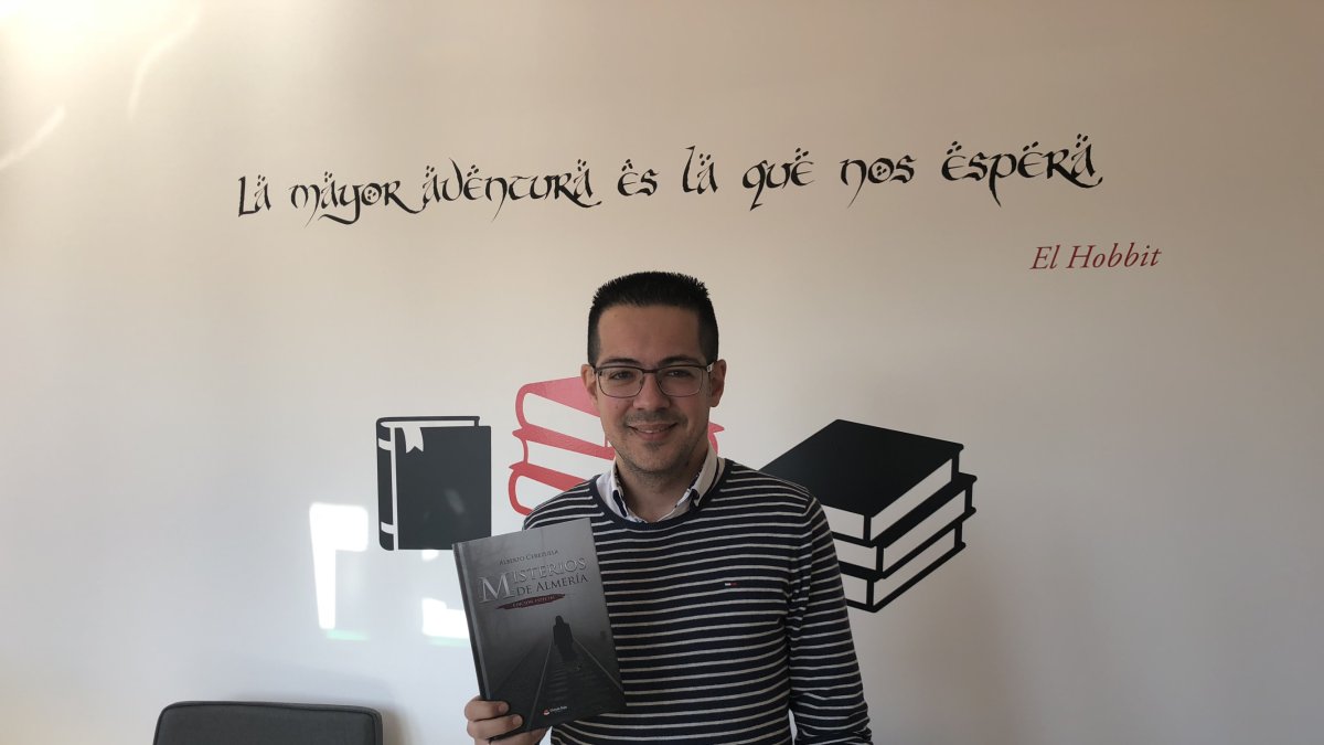 Alberto Cerezuela muestra su nueva obra en la sede de su editorial, Círculo Rojo.