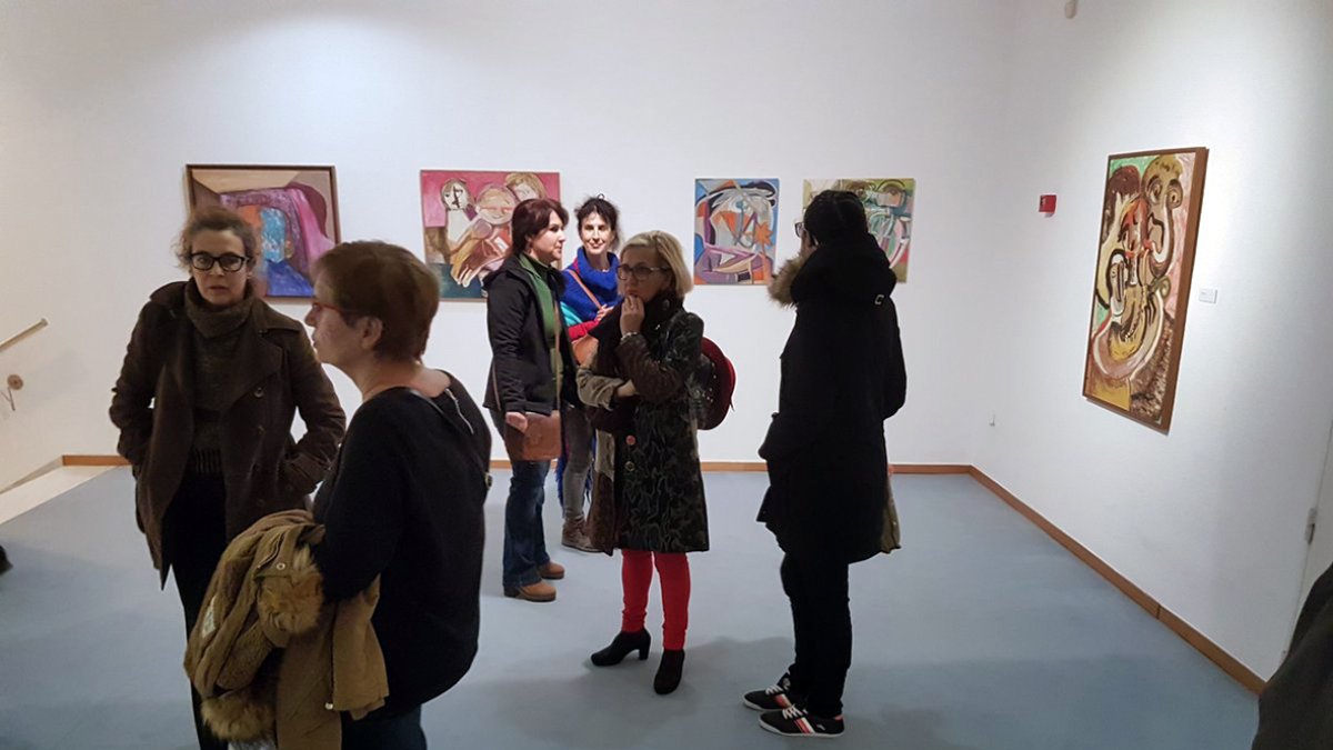 Visitantes a la exposición Dormido en el recuerdo en el Espacio 2.