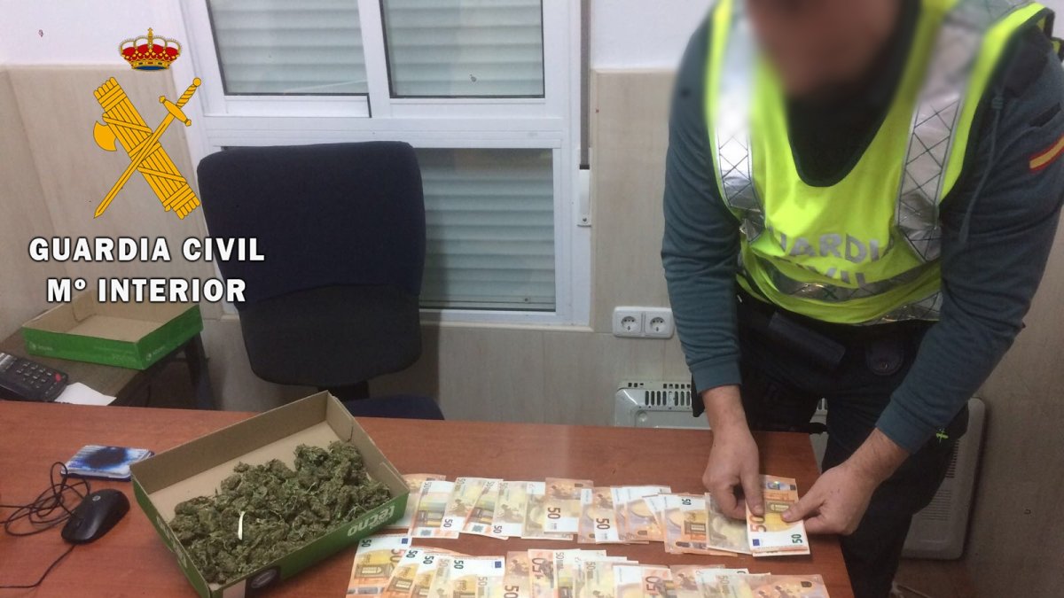 Droga y dinero incautados por la Guardia Civil.