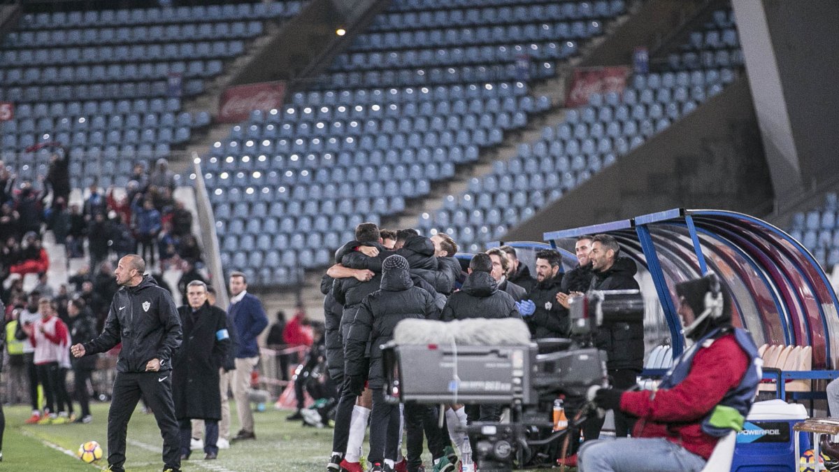 El banquillo del Almería celebra el gol de Marco Motta.