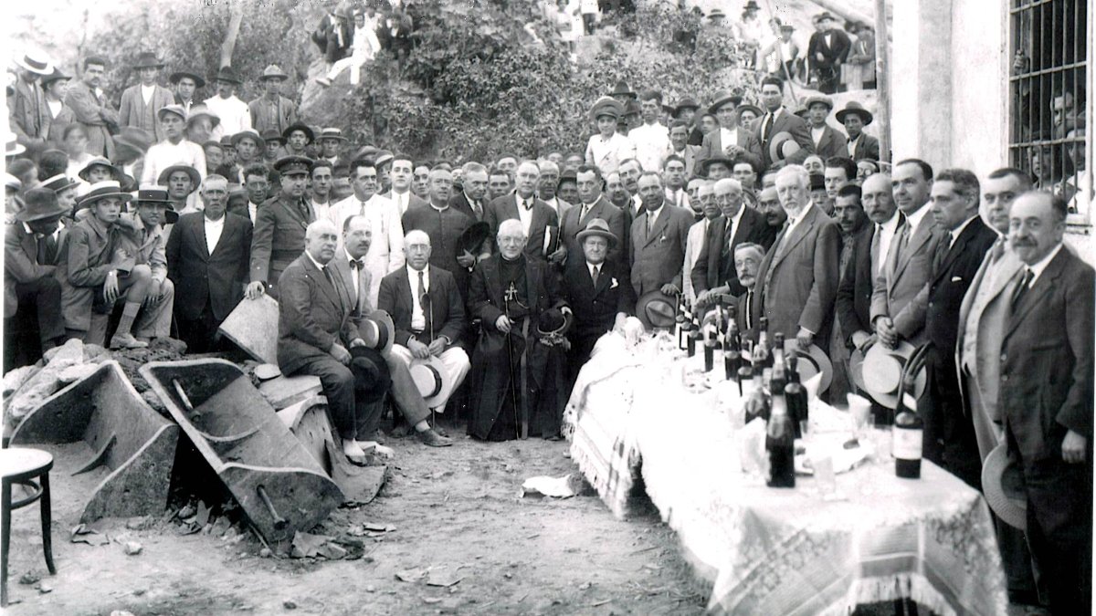 Asistentes a la inauguración del pozo de Zamarula en Benahadux, con el obispo, empresarios y terratenientes de la época, en julio de 1927.