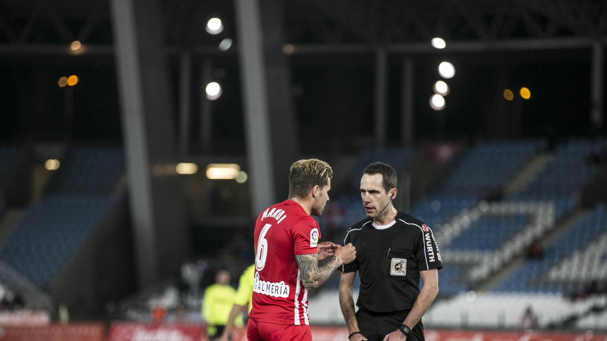 Mandi habla con el colegiado Gorostegui Fernández.