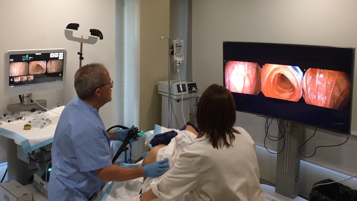El doctor Rodríguez Laiz realizando un cribado de cáncer de colon a un paciente en el HLA Mediterráneo.