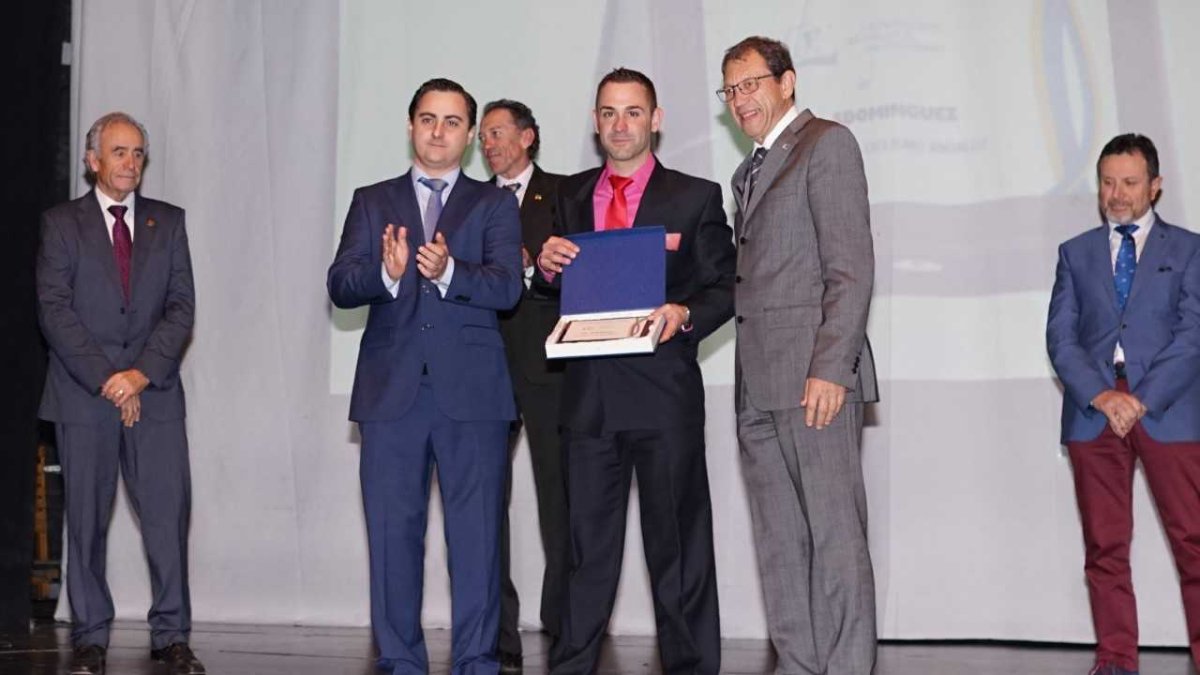 El presidente territorial distingue a Sergio Domínguez.