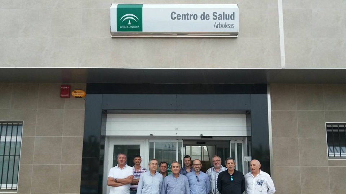 Autoridades locales y parte del equipo del nuevo Centro de Salud.