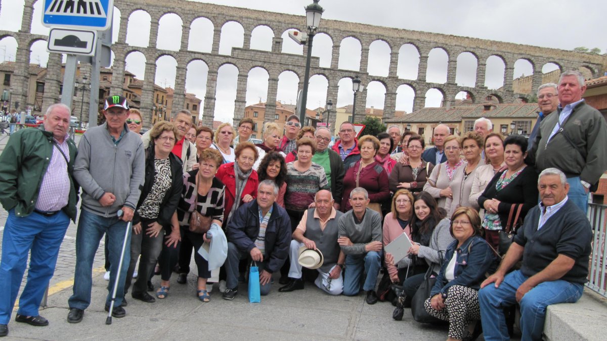 Grupo de jubilados del municipio de Albox en Segovia, en un viaje organizado, uno de los tipos de ocio al que los mayores se tienen que adaptar según