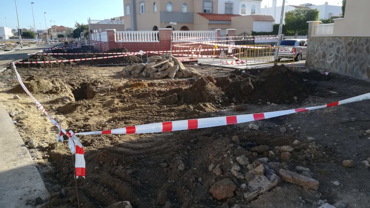 Estado actual de los trabajos que se realizan en la calle Volga de Costacabana.