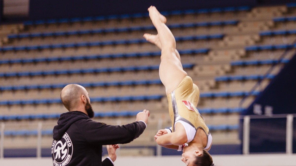 Exhibición de gimnasia del club deportivo Stella Maris.