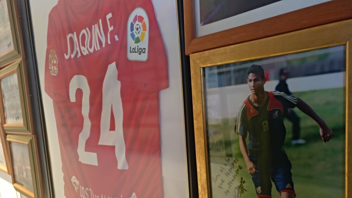 La camiseta del Almería de Joaquín y una foto con la Selección Española.