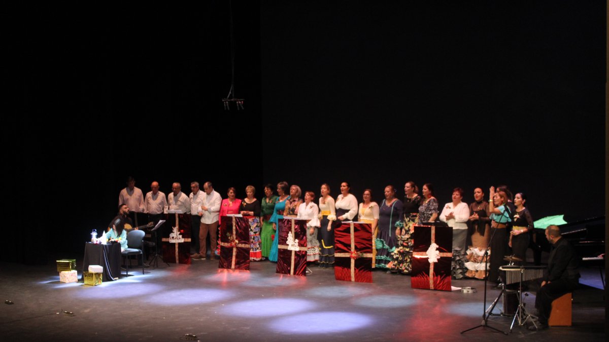 El coro de la Hermandad del Rocío, dirigido por Jesús Alonso, ganador del Concurso Local de Villancicos en la modalidad de adultos.