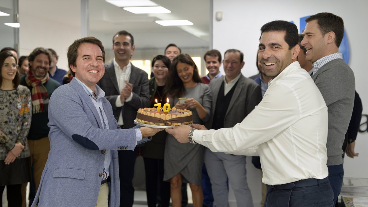 Alberto Gutiérrez, izquierda, rodeado de invitados y de su equipo, sopla las velas del décimo aniversario de Babilonia