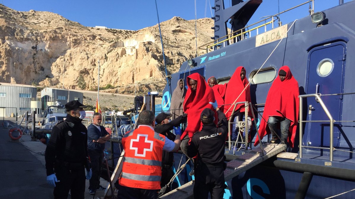 Los ocupantes de la patera llegan al Puerto de Almería.