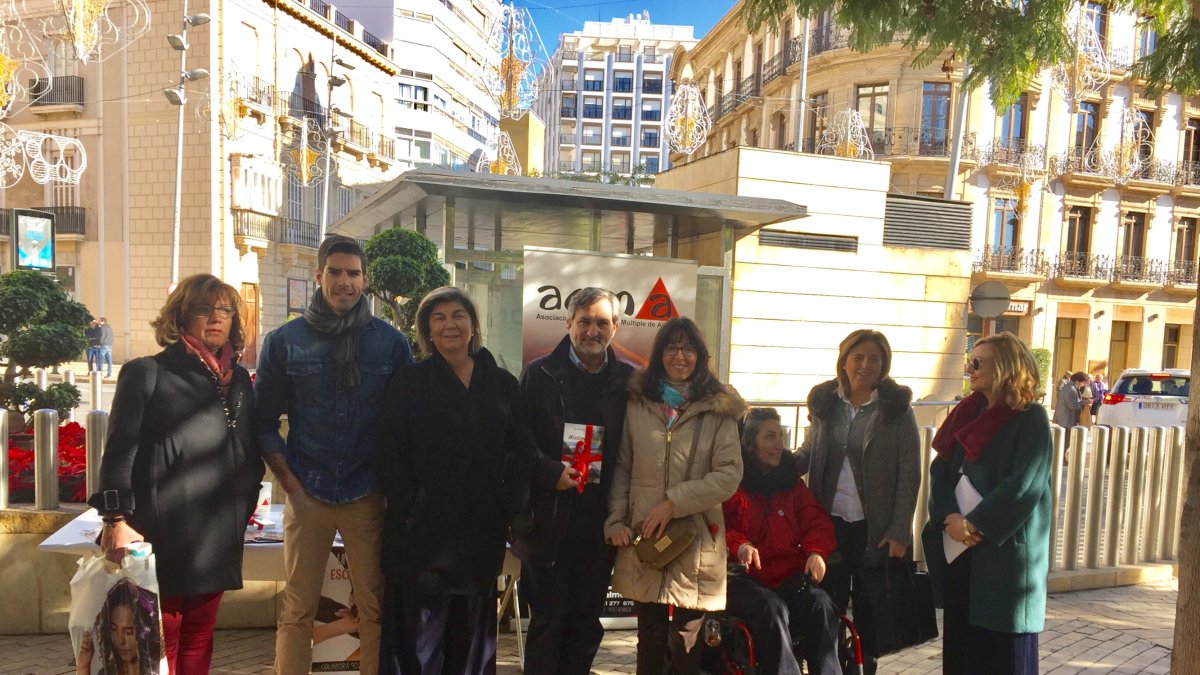 Presentación de la mesa de la Asociación de Esclerosis Múltiple esta mañana en Almería.