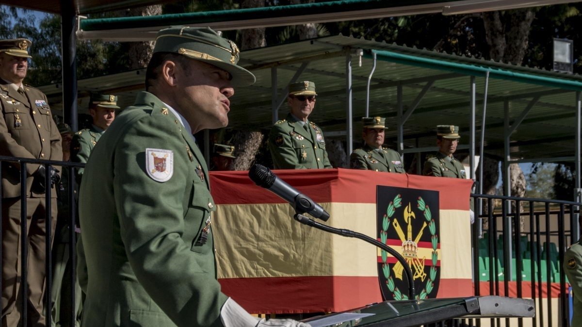El coronel Bados en su discurso, con el general al fondo.