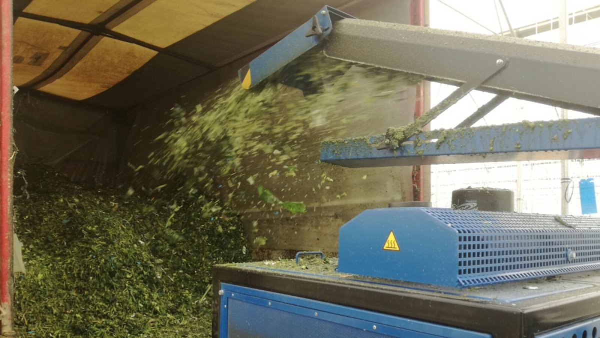 Trituradora de restos vegetales en acción.