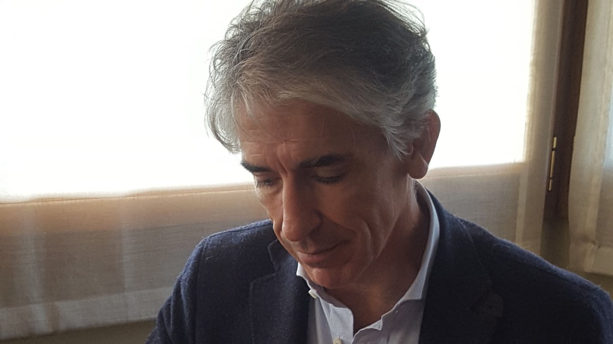 Óscar Eimil, firmando ejemplares de su novela.