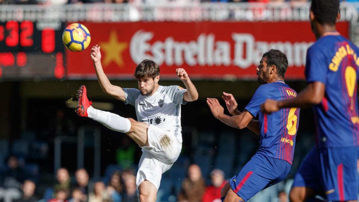 Pozo jugando en el Mini Estadi frente al Barça B.