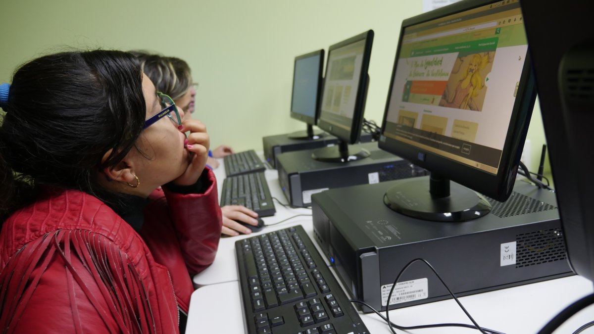 Alumnos de la Escuela de Adultos de Verdiblanca en programa TIC