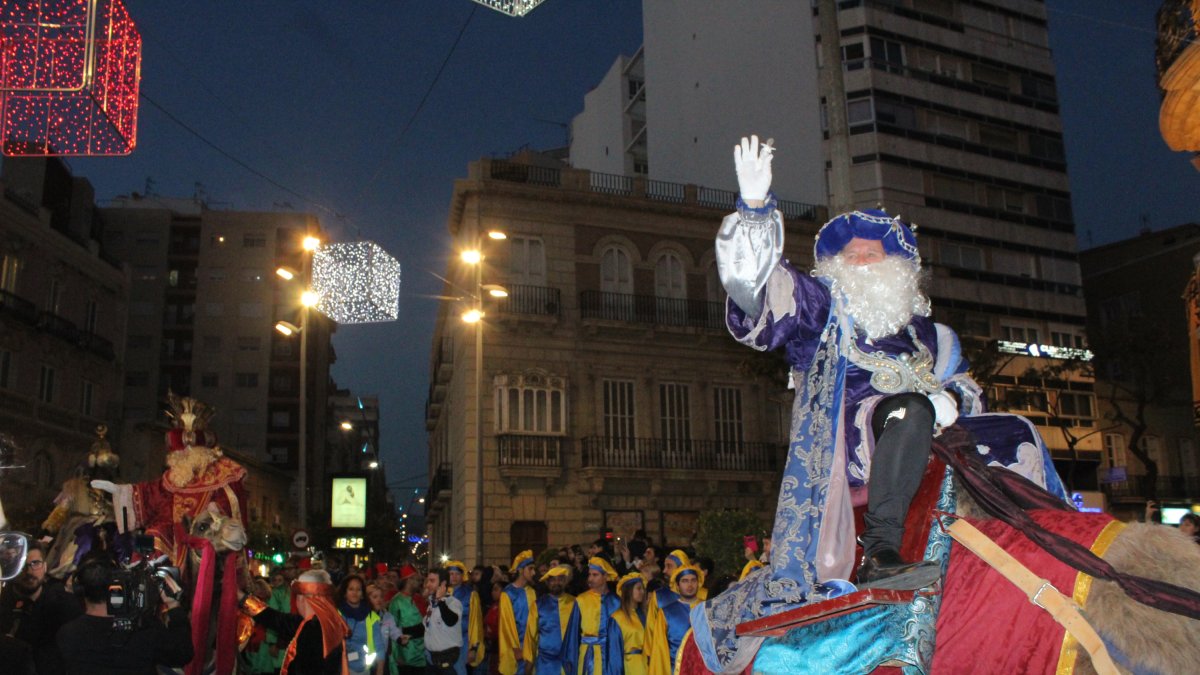 Figurantes detrás del rey en la pasada Cabalgata