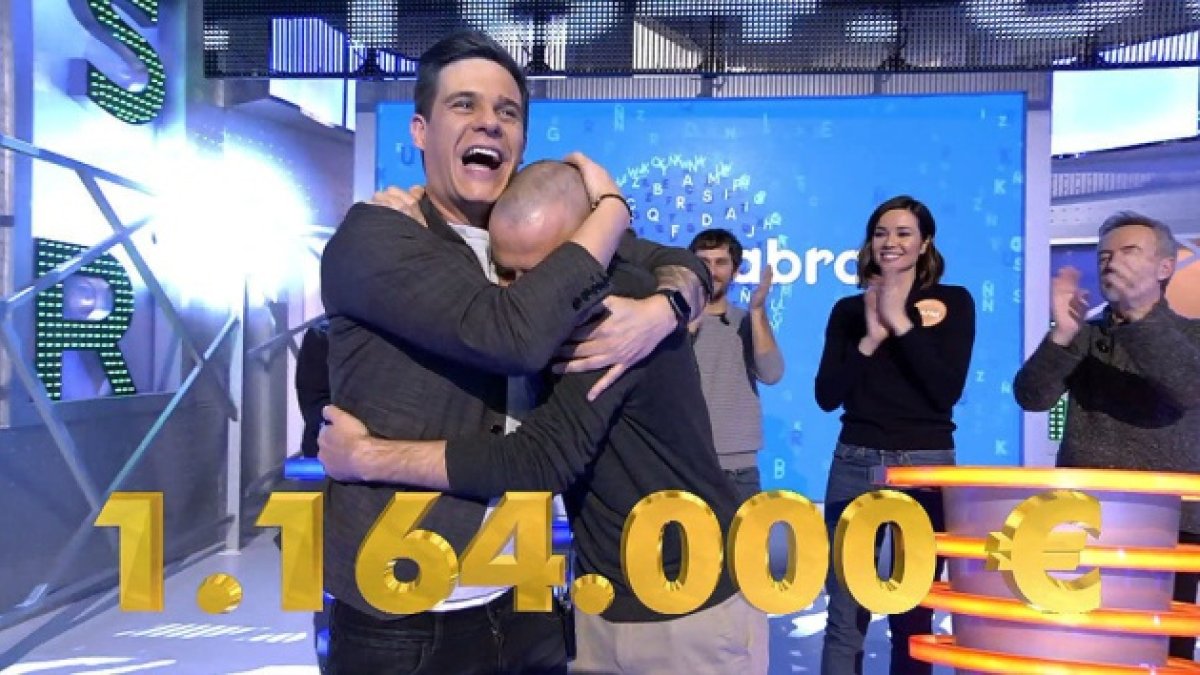 Christian Gálvez celebra con Antonio Ruiz el premio. / Mediaset España