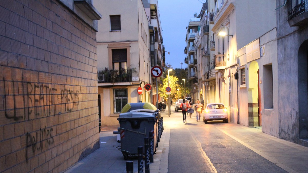 Calle Almería, en el barrio de Sants, con una pintada reclamando libertad para los presos políticos.