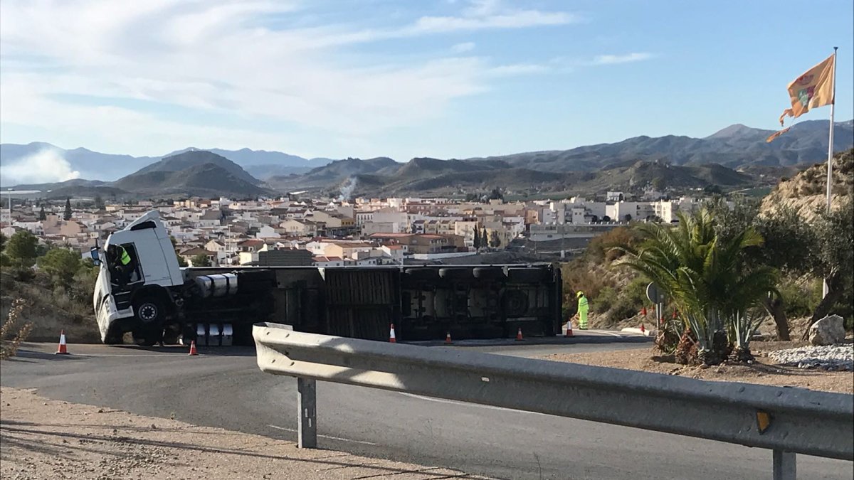 Camión volcado en la entrada del Polígono Aljoroque.