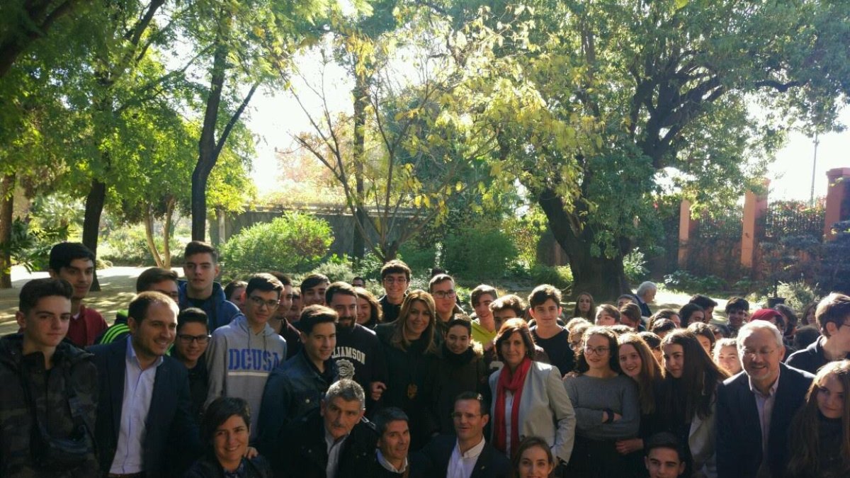 El alcalde y jóvenes purcheneros con la presidenta andaluza.