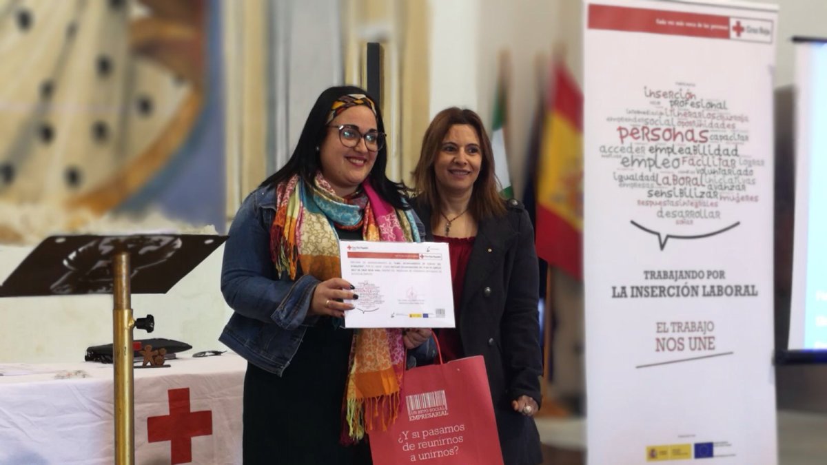 La edil Melchora Caparrós recibe el reconocimiento.