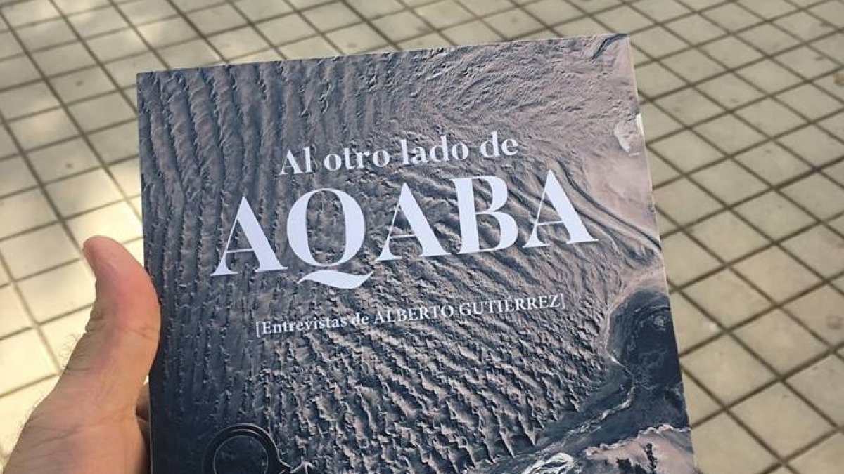 Ejemplar de Al otro lado de Aqaba, que publica LA VOZ.