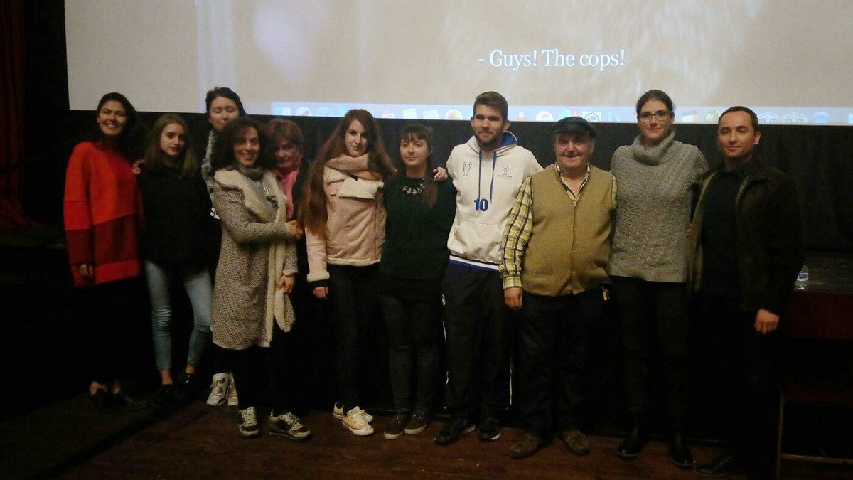 MJ Caballero (segunda por la derecha) con los alumnos y dirección de la Escuela de Arte Dramático y Cine.