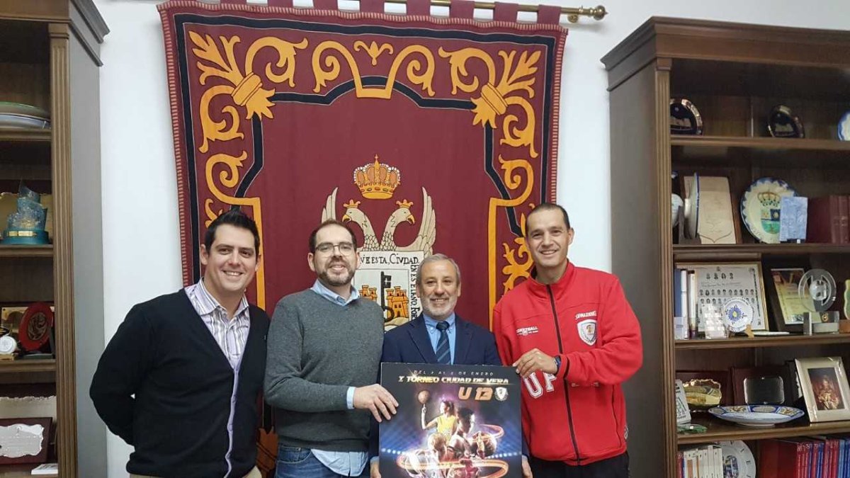 El alcalde de Vera en la presentación.