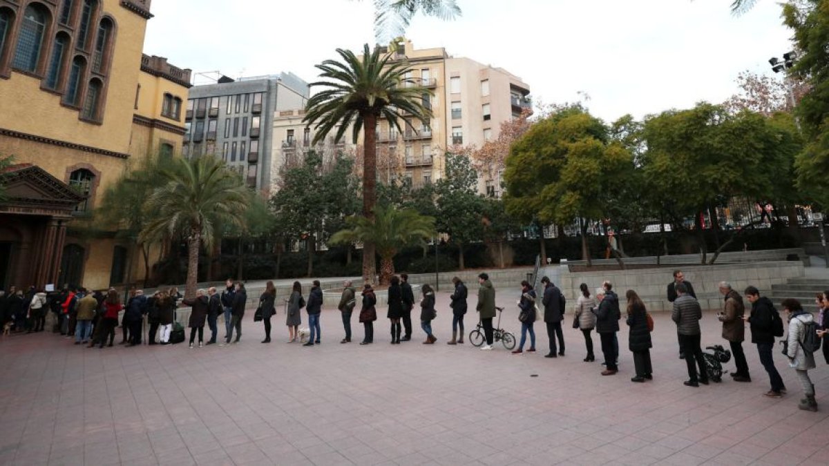 Colas a las puertas de un colegio electoral en Cataluña.
