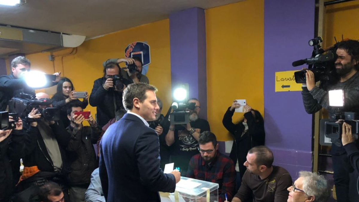 Albert Rivera depositando su voto.