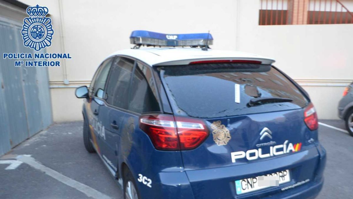 Vehículo dañado supuestamente por el detenido.