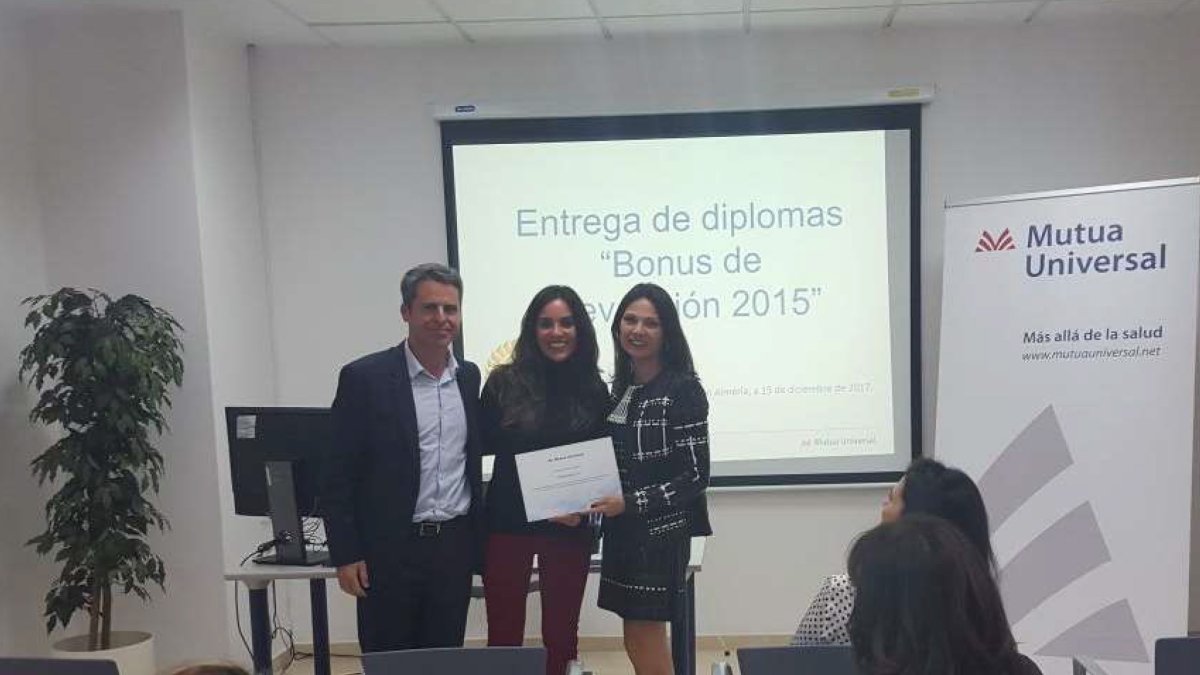 Durante la entrega del diploma acreditativo.